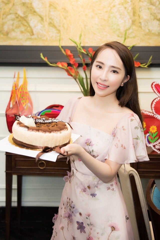 “Nhã tiểu tam” nhắc bản thân “ngã ở đâu đứng dậy ở đó” trong ngày sinh nhật - 1 “Nhã tiểu tam” nhắc bản thân “ngã ở đâu đứng dậy ở đó” trong ngày sinh nhật - 1