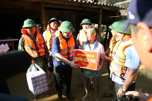 Phó Thủ tướng thăm hỏi, động viên bà con vùng lũ - 2 Phó Thủ tướng thăm hỏi, động viên bà con vùng lũ - 2