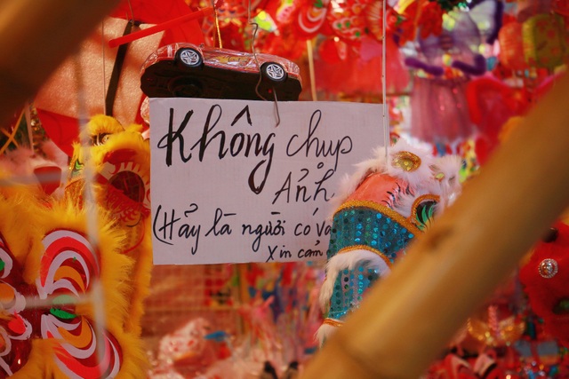 Tiểu thương Hàng Mã đồng loạt treo biển “Cấm chụp ảnh”, khách muốn chụp phải bỏ phí - 3 Tiểu thương Hàng Mã đồng loạt treo biển “Cấm chụp ảnh”, khách muốn chụp phải bỏ phí - 3