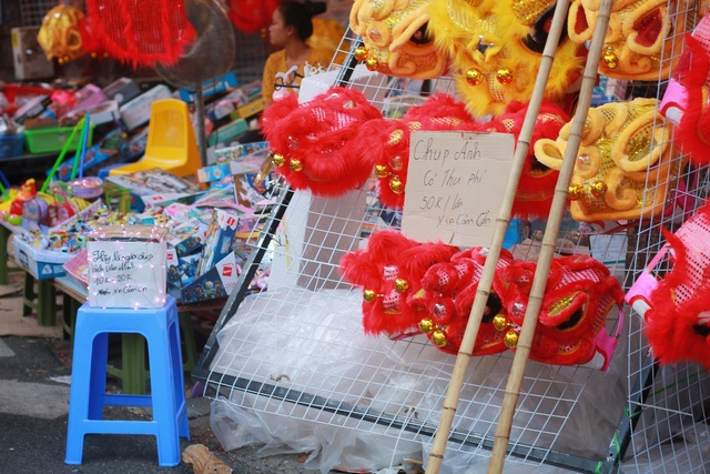 Tiểu thương Hàng Mã đồng loạt treo biển “Cấm chụp ảnh”, khách muốn chụp phải bỏ phí - 5 Tiểu thương Hàng Mã đồng loạt treo biển “Cấm chụp ảnh”, khách muốn chụp phải bỏ phí - 5