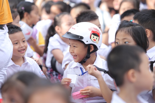 3000 học sinh lớp 1 xuống đường vận động “Đội mũ bảo hiểm cho trẻ em” - 5 3000 học sinh lớp 1 xuống đường vận động “Đội mũ bảo hiểm cho trẻ em” - 5