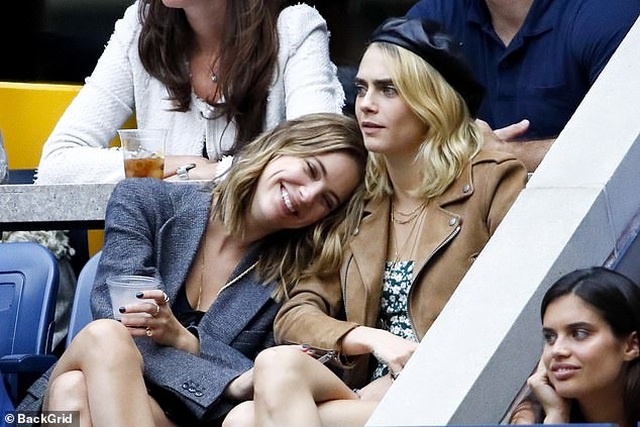 Cara Delevingne tình tứ hôn bạn gái - 5 Cara Delevingne tình tứ hôn bạn gái - 5