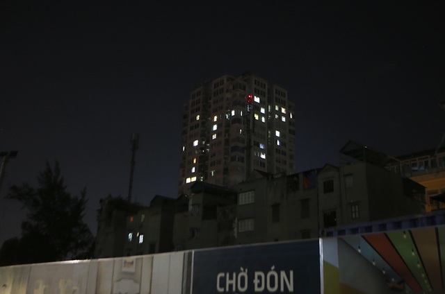 Cháy công ty Rạng Đông: Dân chung cư sơ tán tránh nhiễm độc - 12 Cháy công ty Rạng Đông: Dân chung cư sơ tán tránh nhiễm độc - 12