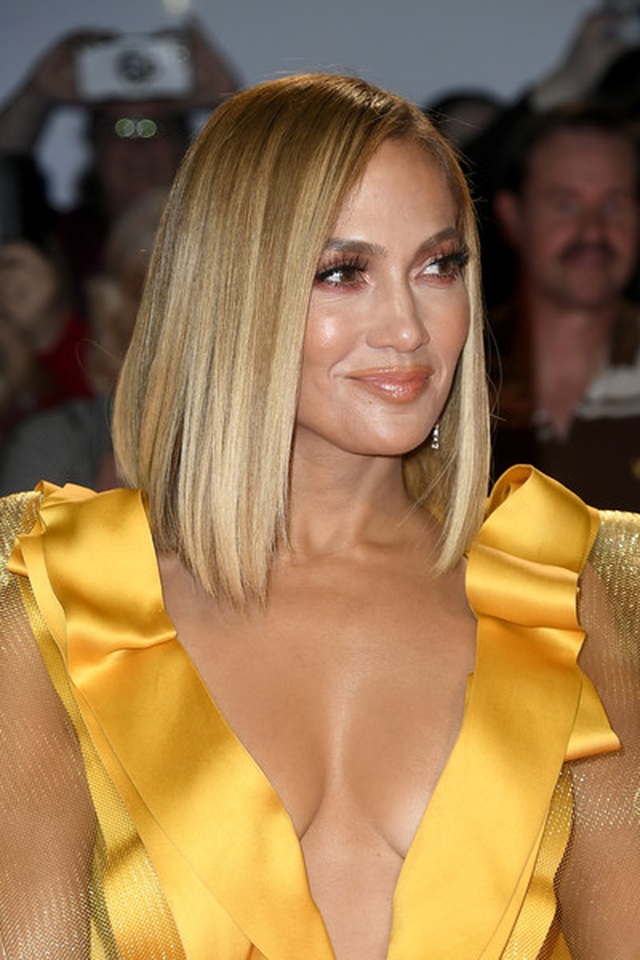 Jennifer Lopez diện váy vàng rực sánh đôi bồ trẻ - 1 Jennifer Lopez diện váy vàng rực sánh đôi bồ trẻ - 1