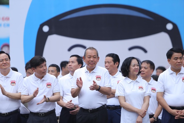 Phó Thủ tướng cùng hàng nghìn người xuống đường vận động “đội mũ bảo hiểm cho trẻ em” - 1 Phó Thủ tướng cùng hàng nghìn người xuống đường vận động “đội mũ bảo hiểm cho trẻ em” - 1
