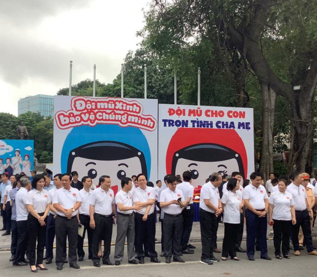 Phó Thủ tướng cùng hàng nghìn người xuống đường vận động “đội mũ bảo hiểm cho trẻ em” - 2 Phó Thủ tướng cùng hàng nghìn người xuống đường vận động “đội mũ bảo hiểm cho trẻ em” - 2