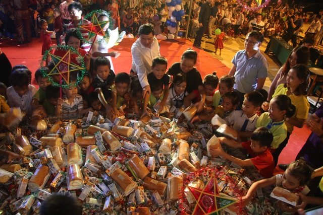 Chương trình “Vầng trăng yêu thương” đến với trẻ em xã biên giới Tam Hợp - 3 Chương trình “Vầng trăng yêu thương” đến với trẻ em xã biên giới Tam Hợp - 3