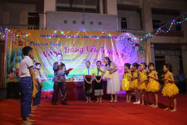 Chương trình “Vầng trăng yêu thương” đến với trẻ em xã biên giới Tam Hợp - 2 Chương trình “Vầng trăng yêu thương” đến với trẻ em xã biên giới Tam Hợp - 2