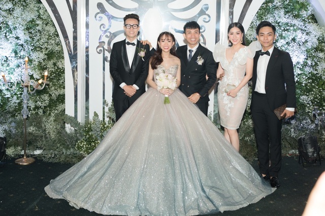 Vợ chồng Khánh Thi tình tứ dự đám cưới con gái đại gia Minh Nhựa - 1 Vợ chồng Khánh Thi tình tứ dự đám cưới con gái đại gia Minh Nhựa - 1