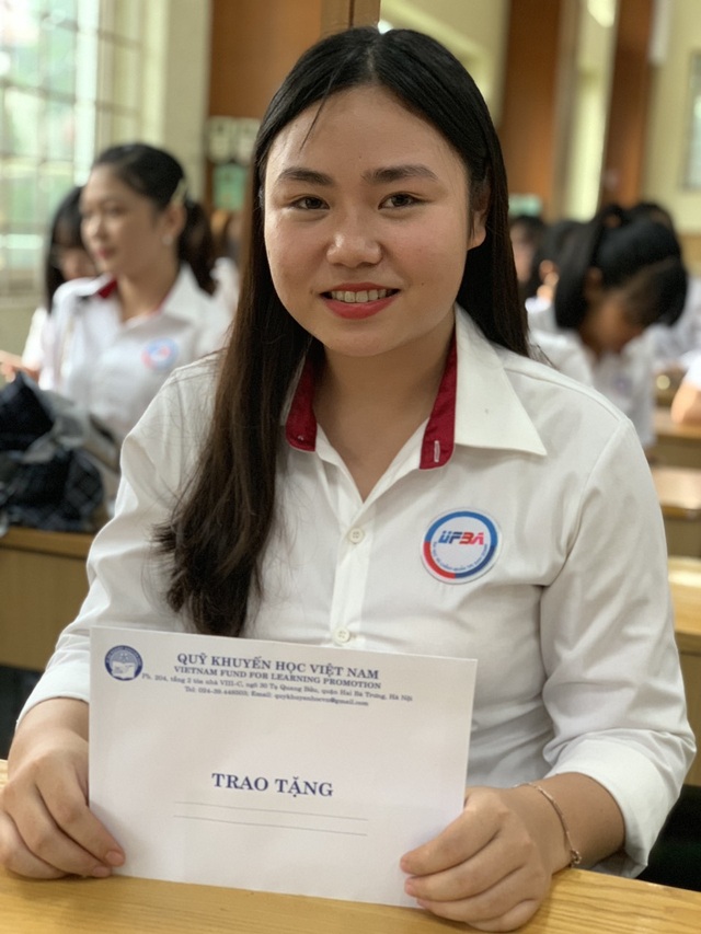 Hưng Yên: Trao 25 suất học bổng cho sinh viên nghèo vượt khó - 7