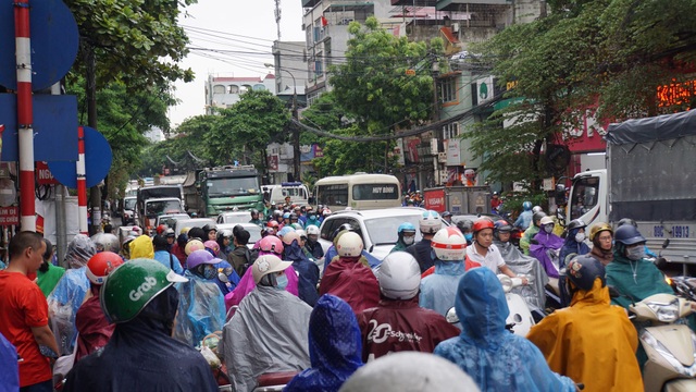 Hà Nội ùn tắc khắp nơi, dân công sở “chôn chân” suốt mấy tiếng không đến nổi cơ quan - 3