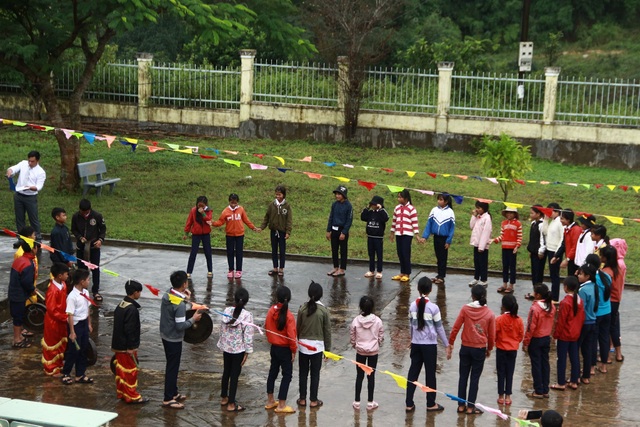 Hàng ngàn học sinh vùng cao rộn ràng đón lễ khai giảng muộn vì sạt lở