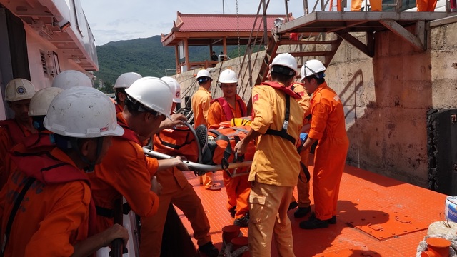 Cấp cứu kịp thời thuyền viên tàu nước ngoài bị tai biến trên vùng biển Hoàng Sa - 1 Cấp cứu kịp thời thuyền viên tàu nước ngoài bị tai biến trên vùng biển Hoàng Sa - 1