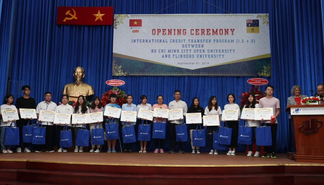 Hàng tỷ đồng học bổng được trao cho sinh viên đầu năm học - 3 Hàng tỷ đồng học bổng được trao cho sinh viên đầu năm học - 3