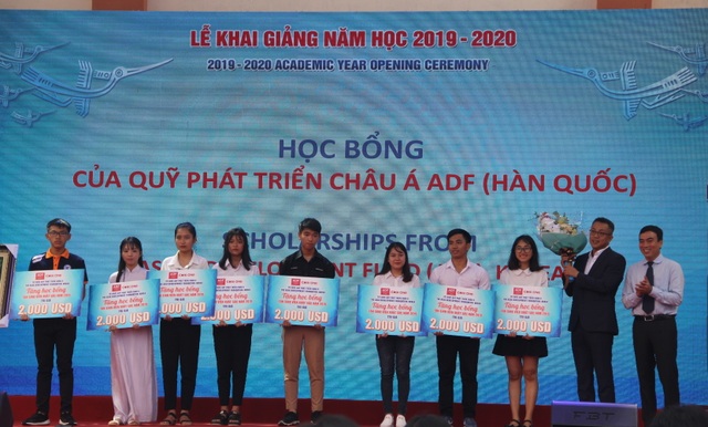 Hàng tỷ đồng học bổng được trao cho sinh viên đầu năm học - 1 Hàng tỷ đồng học bổng được trao cho sinh viên đầu năm học - 1