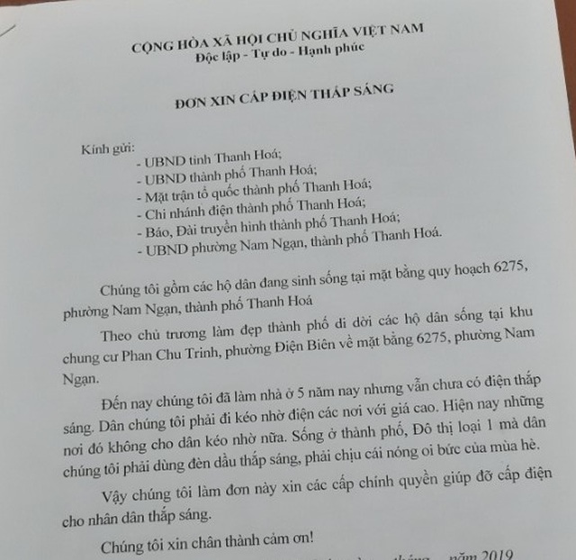 Sống giữa thành phố mà như... “thời nguyên thủy” vì không có điện - 1