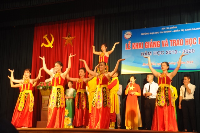 Hưng Yên: Trao 25 suất học bổng cho sinh viên nghèo vượt khó - 1 Hưng Yên: Trao 25 suất học bổng cho sinh viên nghèo vượt khó - 1