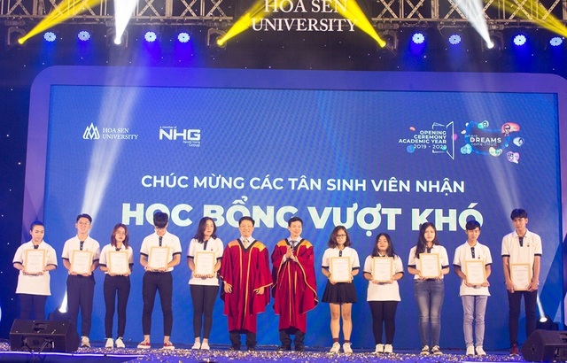 Hàng tỷ đồng học bổng được trao cho sinh viên đầu năm học - 2 Hàng tỷ đồng học bổng được trao cho sinh viên đầu năm học - 2