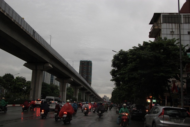 Hà Nội sáng nay trời tối đen, nhiều tuyến đường ùn tắc - 8 Hà Nội sáng nay trời tối đen, nhiều tuyến đường ùn tắc - 8