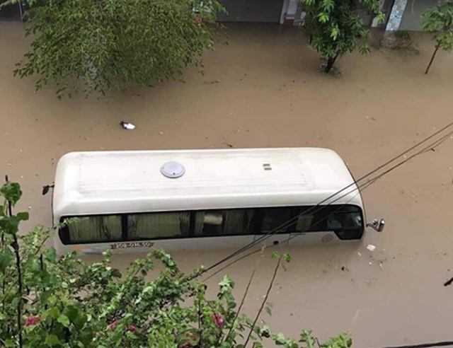Hàng loạt ô tô “chìm nghỉm” trong biển nước ở Thái Nguyên - 10 Hàng loạt ô tô “chìm nghỉm” trong biển nước ở Thái Nguyên - 10