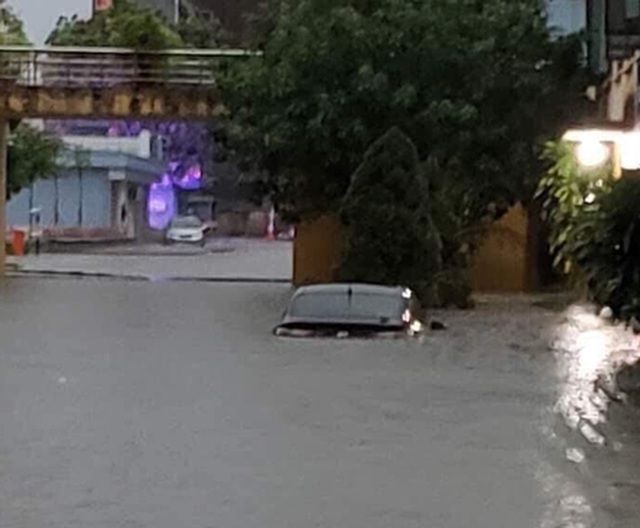 Hàng loạt ô tô “chìm nghỉm” trong biển nước ở Thái Nguyên - 6 Hàng loạt ô tô “chìm nghỉm” trong biển nước ở Thái Nguyên - 6