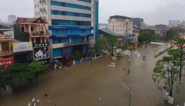 Hàng loạt ô tô “chìm nghỉm” trong biển nước ở Thái Nguyên - 4 Hàng loạt ô tô “chìm nghỉm” trong biển nước ở Thái Nguyên - 4