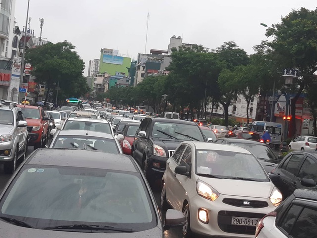 Hà Nội ùn tắc khắp nơi, dân công sở “chôn chân” suốt mấy tiếng không đến nổi cơ quan - 14 Hà Nội ùn tắc khắp nơi, dân công sở “chôn chân” suốt mấy tiếng không đến nổi cơ quan - 14