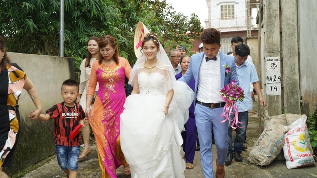 Chú rể Thanh Hóa dùng xe trâu đón dâu trong ngày cưới gây “sốt” mạng xã hội - 2 Chú rể Thanh Hóa dùng xe trâu đón dâu trong ngày cưới gây “sốt” mạng xã hội - 2