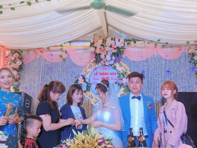 Chú rể Thanh Hóa dùng xe trâu đón dâu trong ngày cưới gây “sốt” mạng xã hội - 9 Chú rể Thanh Hóa dùng xe trâu đón dâu trong ngày cưới gây “sốt” mạng xã hội - 9