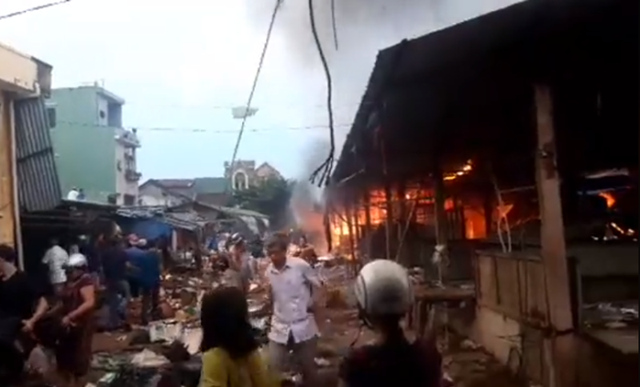 Chợ Mộc Bài cháy ngùn ngụt, tài sản hàng trăm tiểu thương chìm trong biển lửa - 3 Chợ Mộc Bài cháy ngùn ngụt, tài sản hàng trăm tiểu thương chìm trong biển lửa - 3