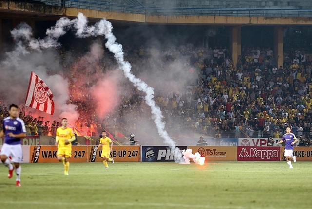 Sân Hàng Đẫy bị treo hết mùa giải, CĐV Nam Định bị cấm sân khách 2 trận - 1