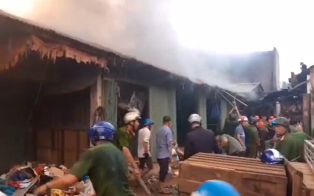 Chợ Mộc Bài cháy ngùn ngụt, tài sản hàng trăm tiểu thương chìm trong biển lửa - 2 Chợ Mộc Bài cháy ngùn ngụt, tài sản hàng trăm tiểu thương chìm trong biển lửa - 2