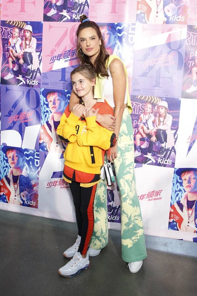 Alessandra Ambrosio đưa con gái xinh đẹp đi xem thời trang - 1 Alessandra Ambrosio đưa con gái xinh đẹp đi xem thời trang - 1