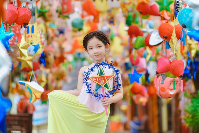 Chị Hằng Nga phiên bản nhí diện trang phục truyền thống đón Trung thu - 2 Chị Hằng Nga phiên bản nhí diện trang phục truyền thống đón Trung thu - 2