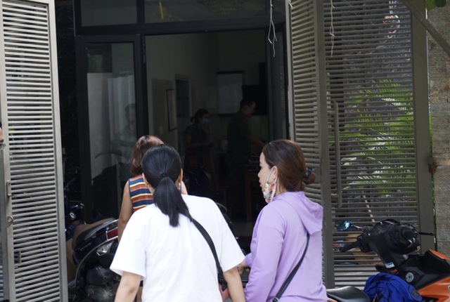 Nhiều người vây nhà một phụ nữ ở Đà Nẵng đòi nợ tiền tỷ - 1 Nhiều người vây nhà một phụ nữ ở Đà Nẵng đòi nợ tiền tỷ - 1