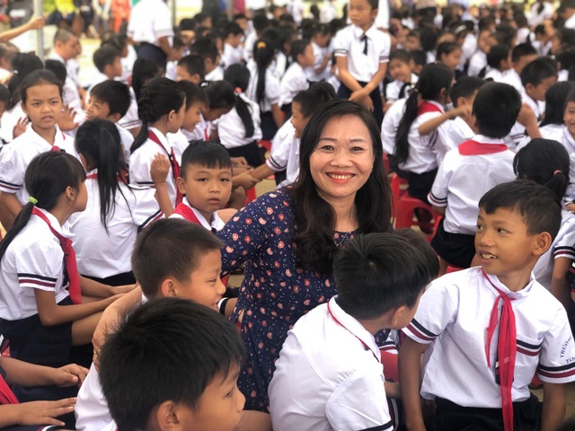Bộ trưởng Phùng Xuân Nhạ dự khai giảng muộn cùng học sinh vùng rốn lũ - 8 Bộ trưởng Phùng Xuân Nhạ dự khai giảng muộn cùng học sinh vùng rốn lũ - 8
