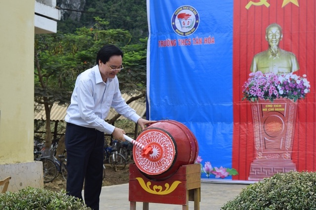 Bộ trưởng Phùng Xuân Nhạ dự khai giảng muộn cùng học sinh vùng rốn lũ - 7 Bộ trưởng Phùng Xuân Nhạ dự khai giảng muộn cùng học sinh vùng rốn lũ - 7