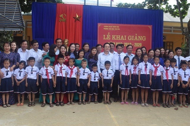 Bộ trưởng Phùng Xuân Nhạ dự khai giảng muộn cùng học sinh vùng rốn lũ - 14 Bộ trưởng Phùng Xuân Nhạ dự khai giảng muộn cùng học sinh vùng rốn lũ - 14