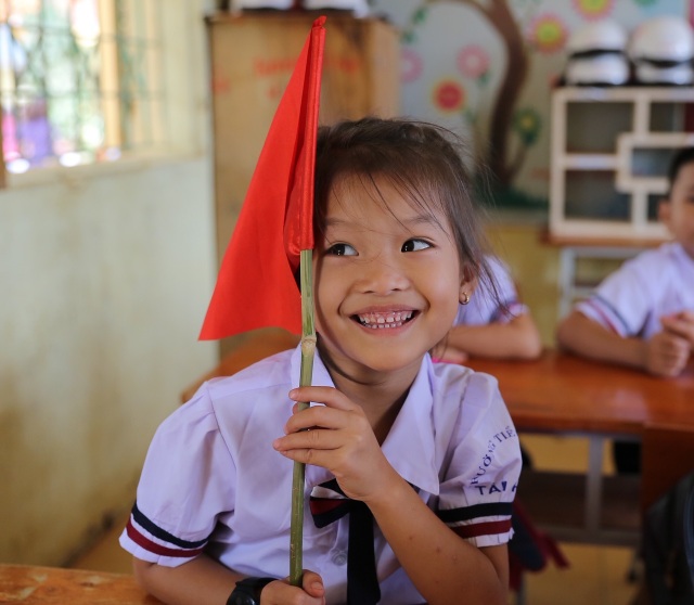 Bộ trưởng Phùng Xuân Nhạ dự khai giảng muộn cùng học sinh vùng rốn lũ - 3 Bộ trưởng Phùng Xuân Nhạ dự khai giảng muộn cùng học sinh vùng rốn lũ - 3