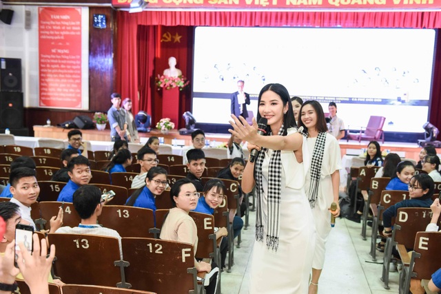 Hoàng Thùy kể về tuổi thơ bán hàng rong trên những chuyến xe đò - 4 Hoàng Thùy kể về tuổi thơ bán hàng rong trên những chuyến xe đò - 4