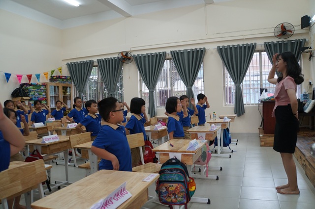 Đáng yêu với màn chào hỏi mỗi sáng đến trường của cô trò tiểu học Sài Gòn - 5 Đáng yêu với màn chào hỏi mỗi sáng đến trường của cô trò tiểu học Sài Gòn - 5