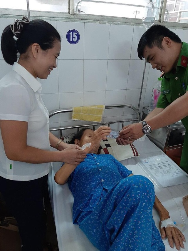 Công an đến tận giường bệnh làm chứng minh thư cho cụ bà đang chờ mổ cấp cứu - 2 Công an đến tận giường bệnh làm chứng minh thư cho cụ bà đang chờ mổ cấp cứu - 2