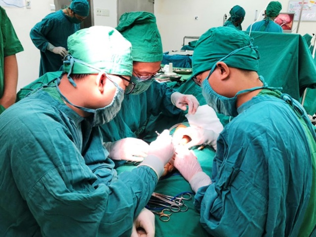 Bình Định: Bác sĩ nối thành công bàn tay bị chém đứt lìa - 1 Bình Định: Bác sĩ nối thành công bàn tay bị chém đứt lìa - 1