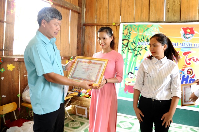 Khen thưởng cô giáo điểm trường Tăk Pổ, Nam Trà My Khen thưởng cô giáo điểm trường Tăk Pổ, Nam Trà My
