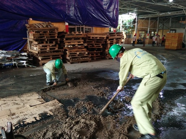 Binh chủng Hóa học đang tẩy độc nhà xưởng Công ty Rạng Đông - 8 Binh chủng Hóa học đang tẩy độc nhà xưởng Công ty Rạng Đông - 8