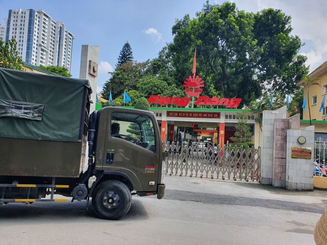 Binh chủng Hóa học đang tẩy độc nhà xưởng Công ty Rạng Đông - 1 Binh chủng Hóa học đang tẩy độc nhà xưởng Công ty Rạng Đông - 1