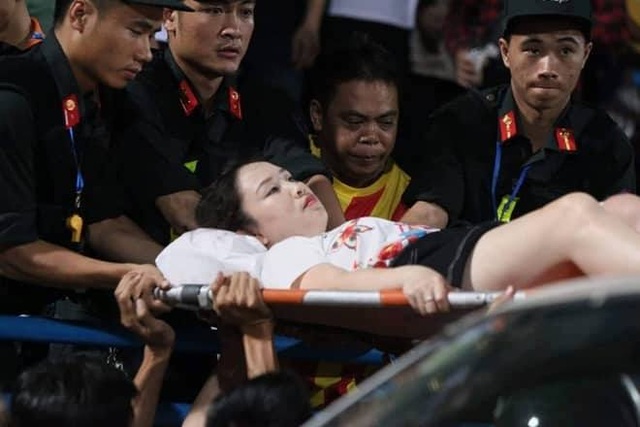 Công an điều tra vụ nữ cổ động viên trọng thương vì dính pháo sáng trên sân Hàng Đẫy - 2 Công an điều tra vụ nữ cổ động viên trọng thương vì dính pháo sáng trên sân Hàng Đẫy - 2