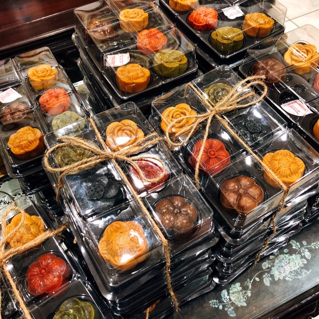 Bánh trung thu tự làm “hút khách” bởi vẻ ngoài “độc, lạ” - 8 Bánh trung thu tự làm “hút khách” bởi vẻ ngoài “độc, lạ” - 8