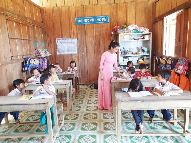 Khen thưởng cô giáo điểm trường Tăk Pổ, Nam Trà My Khen thưởng cô giáo điểm trường Tăk Pổ, Nam Trà My