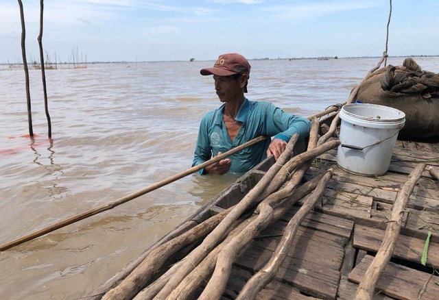 Dân sống nghề “bà cậu” héo hon mùa lũ muộn - 2 Dân sống nghề “bà cậu” héo hon mùa lũ muộn - 2